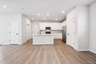 4581 N Versailles Way, Aurora, CO 80019 - Photo 8