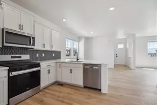 718 N Ukraine St, Aurora, CO 80018 - Photo 6