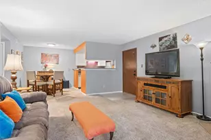 902 S Walden St, Aurora, CO 80017 - Photo 6