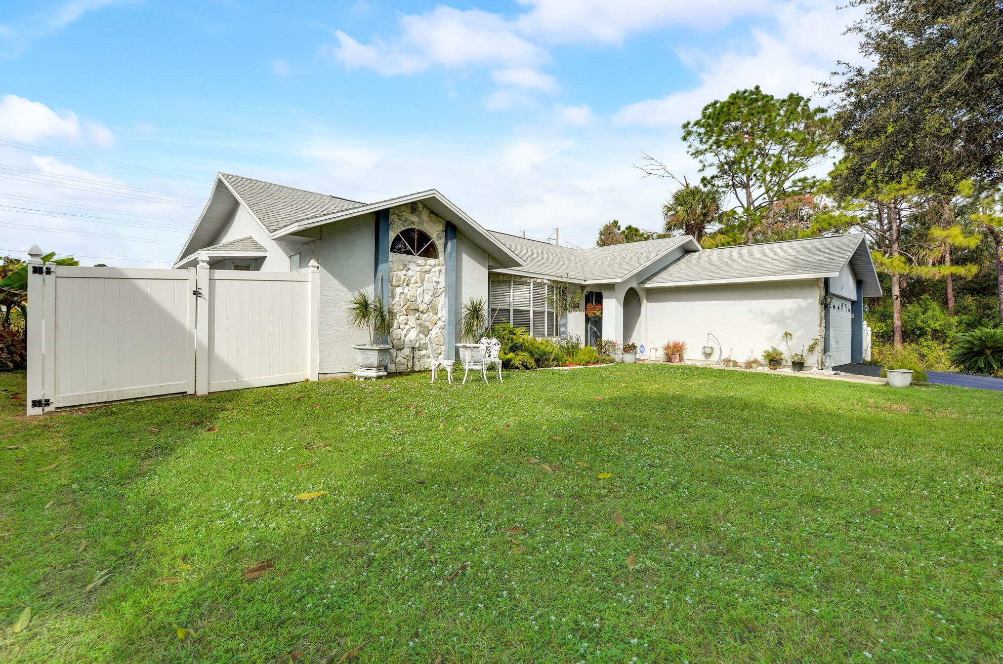 1370 Coral Reef Ave, Melbourne, FL 32907-8051
