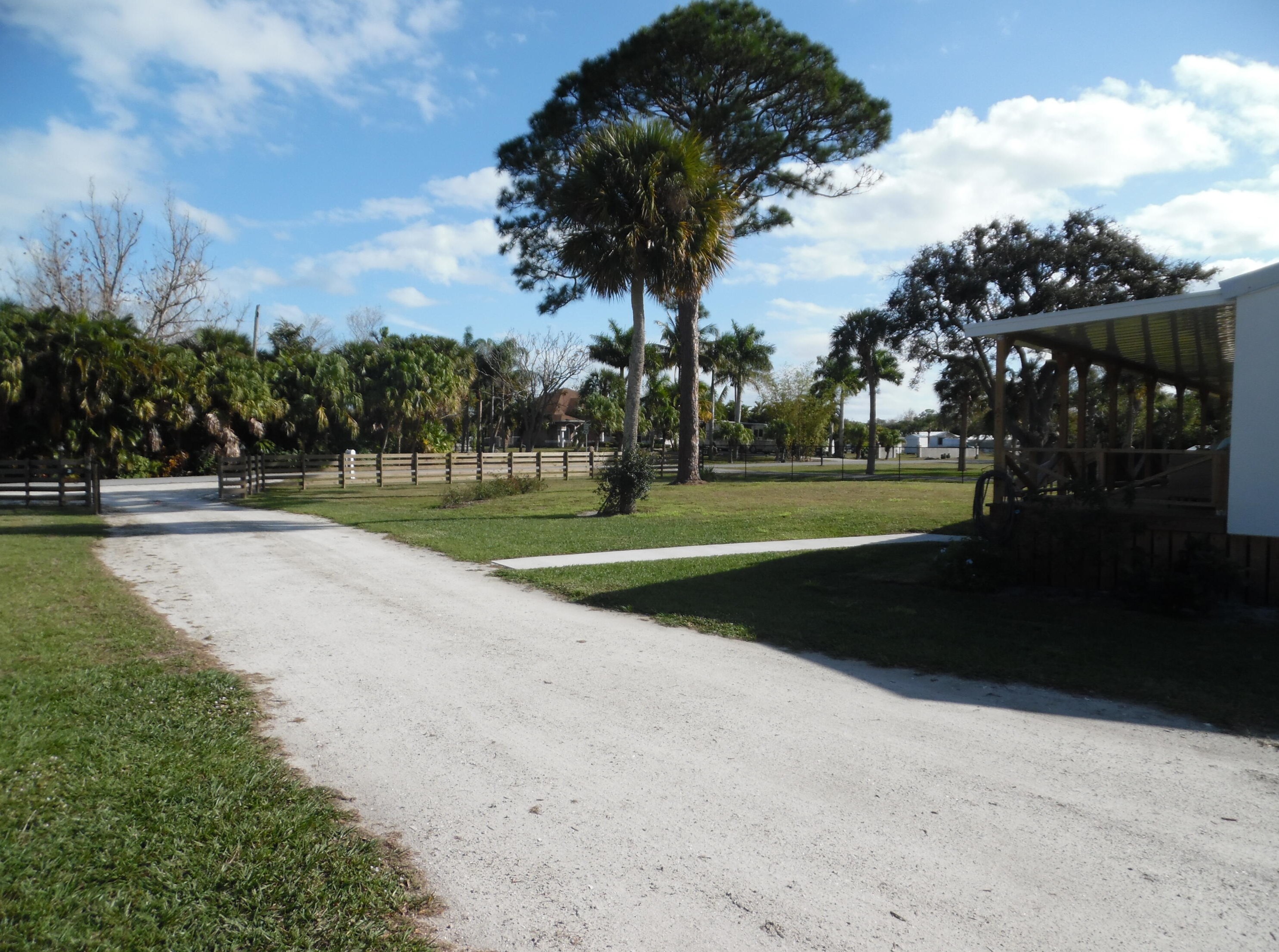 8110 Pine Ridge Trl, Sebastian, FL 32976-2503