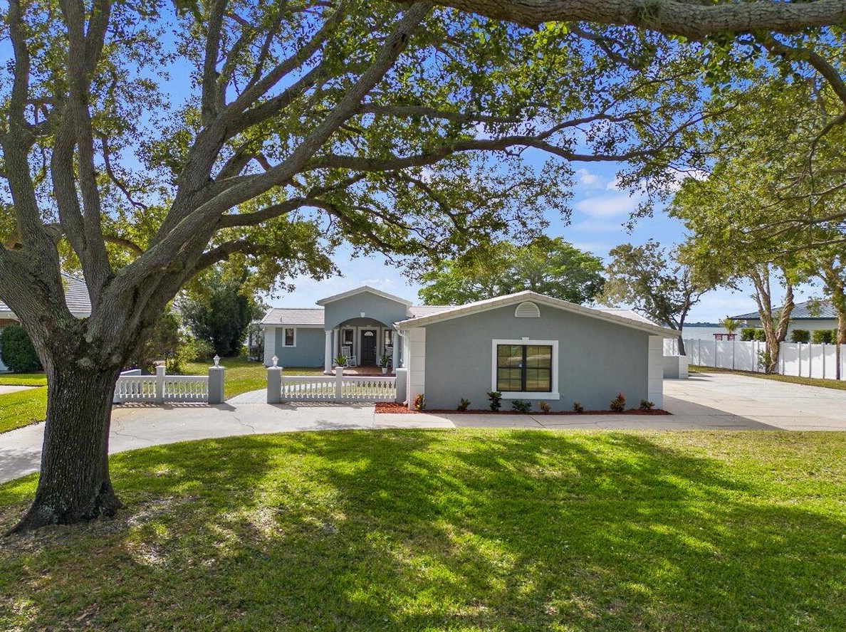 206 Riverside Dr, Melbourne, FL 32903-4368