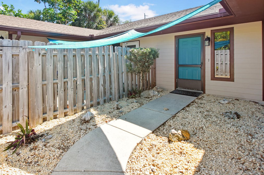 863 Patrick Dr, Melbourne, FL 32937-3868