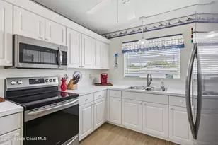 319 N Grove Isle Cir, Vero Beach, FL 32962 - Photo 4