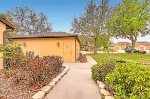 1055 Luminary Cir, Melbourne, FL 32901 - Photo 6