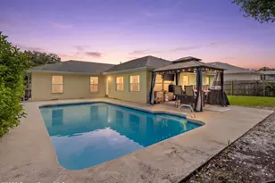 823 Hunters Creek Dr, Melbourne, FL 32904 - Photo 2