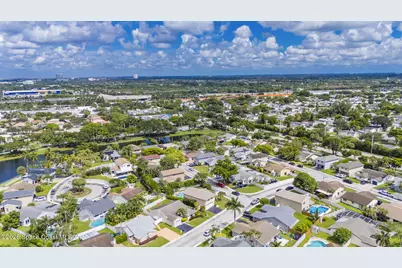 561 Auburn Way, Davie, FL 33325 - Photo 56