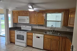 2216 Lakeview Dr, Melbourne, FL 32935 - Photo 8