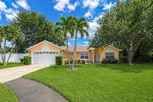 563 Summers Creek Dr, Merritt Island, FL 32952 - Photo 1