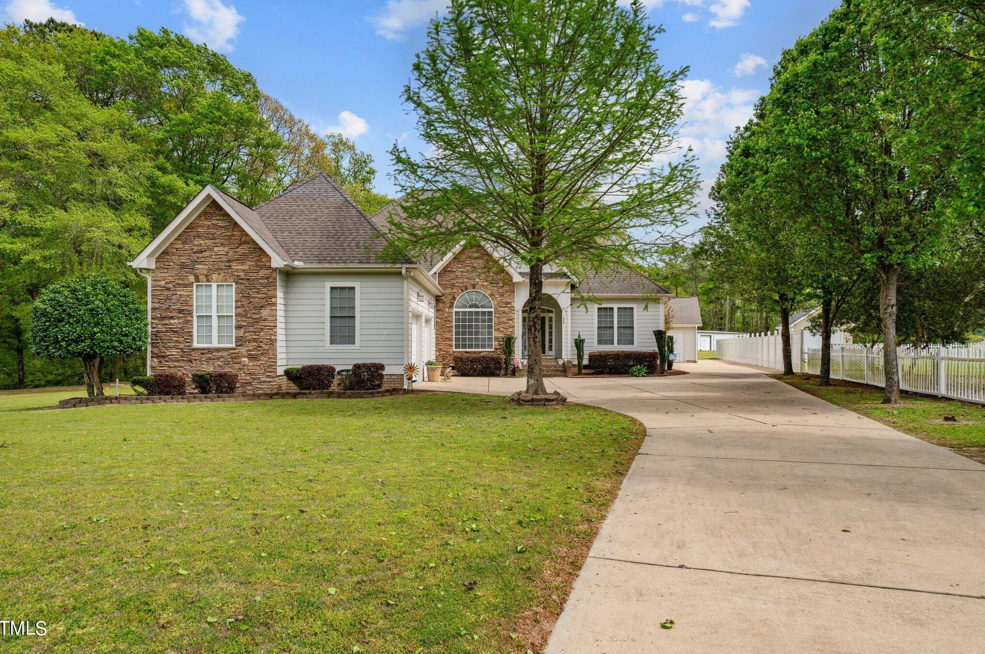 420 Cottle Lake Dr, Coats, NC 27521