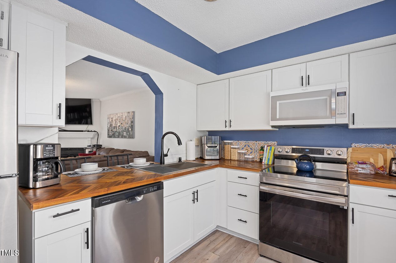 5919 Dixon Dr, Raleigh NC  27609-3639 exterior