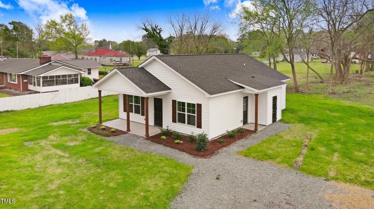 305 W Queen St, La Grange, NC 28551