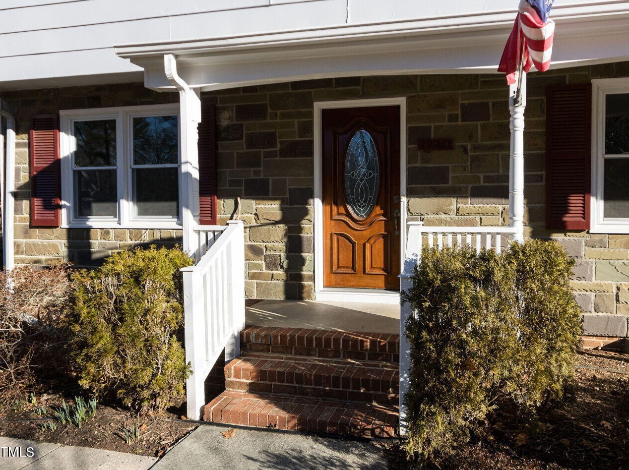 1220 Manchester Dr, Raleigh, NC 27609-5157