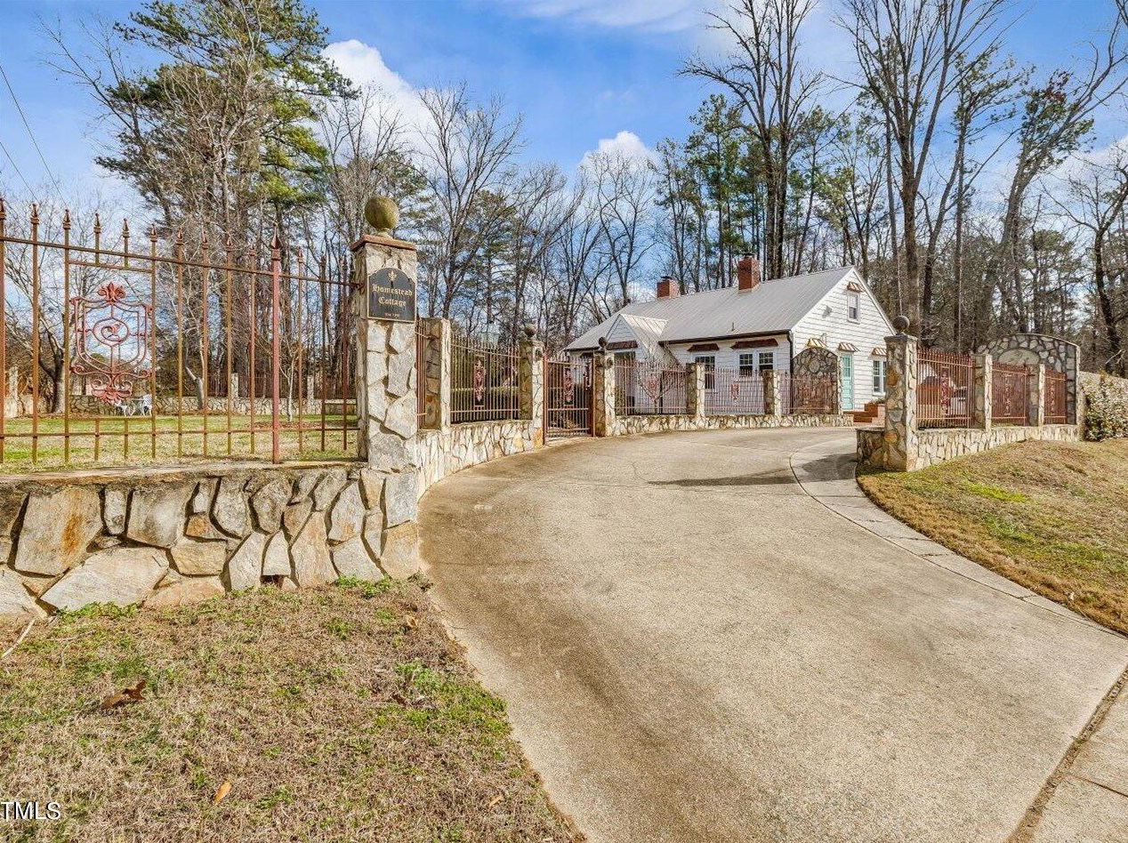 101 Hearthstone Ln, Chapel Hill, NC 27516