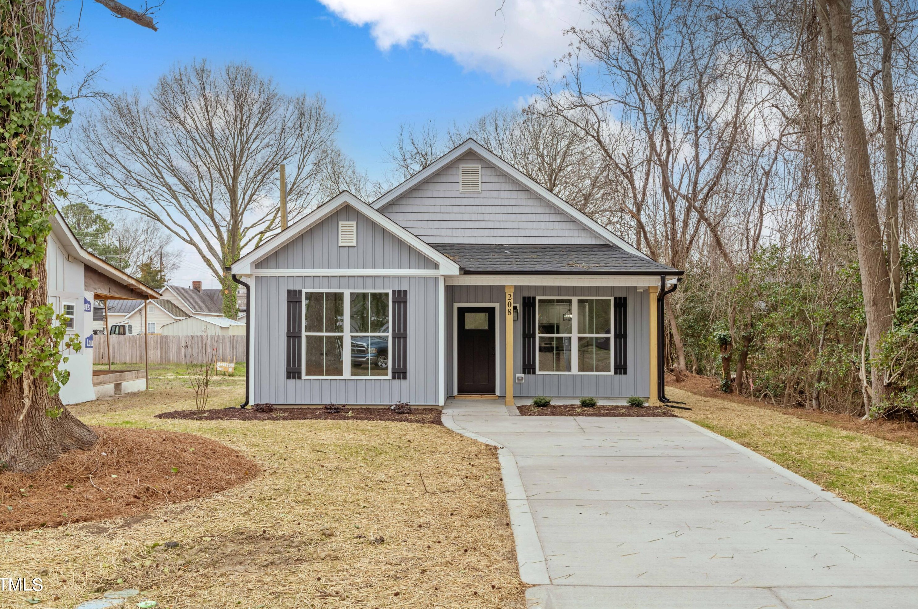 208 Oak St, Selma, NC 27576-2808