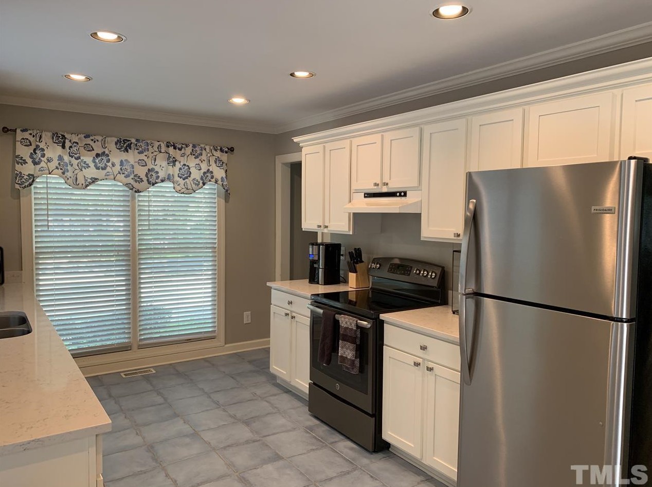 64 Oakwood Dr, Chapel Hill NC  27517-5652 exterior