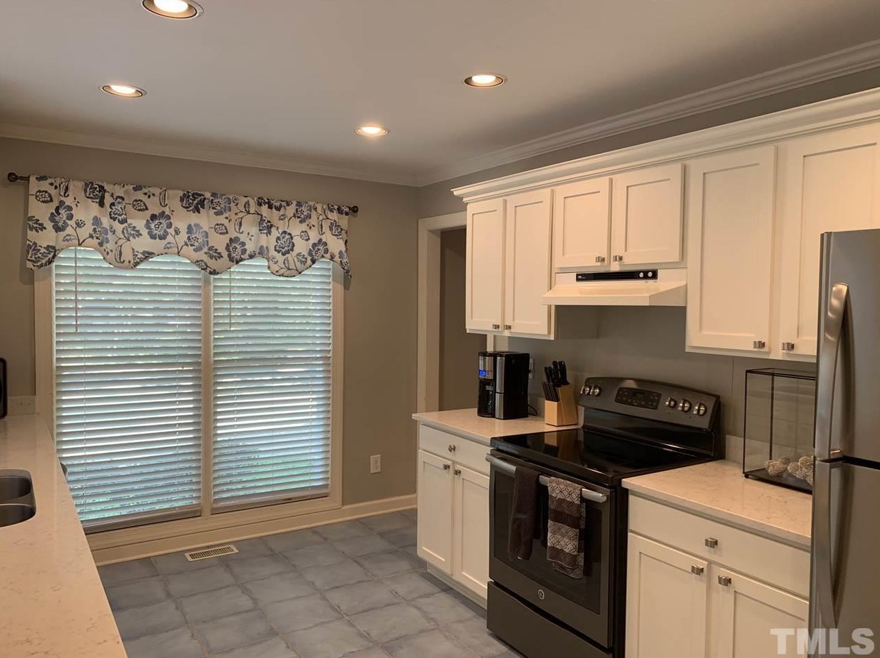 64 Oakwood Dr, Chapel Hill NC  27517-5652 exterior