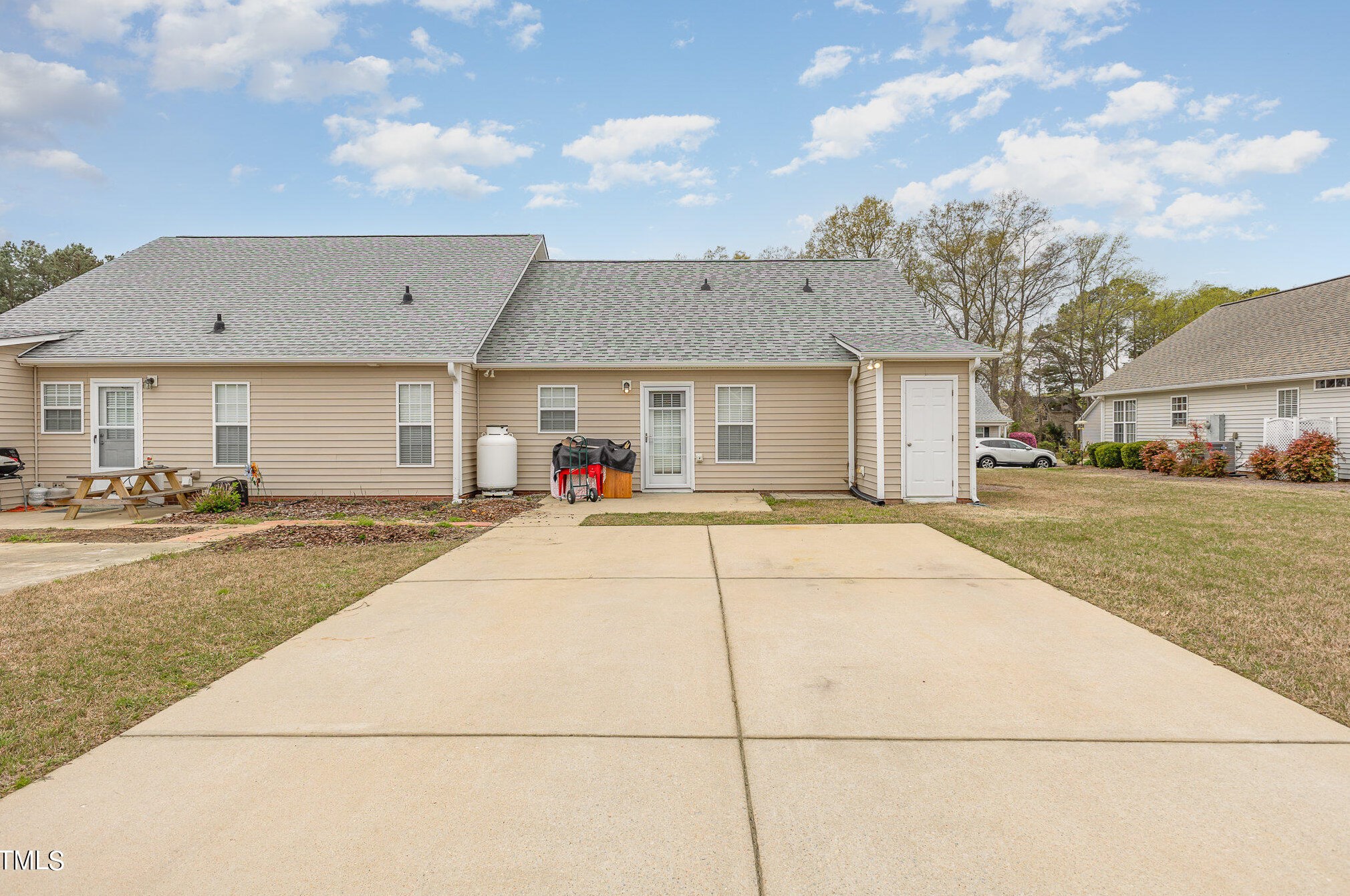 60 Moss Crk Dr, Clayton NC 27520-6925 exterior