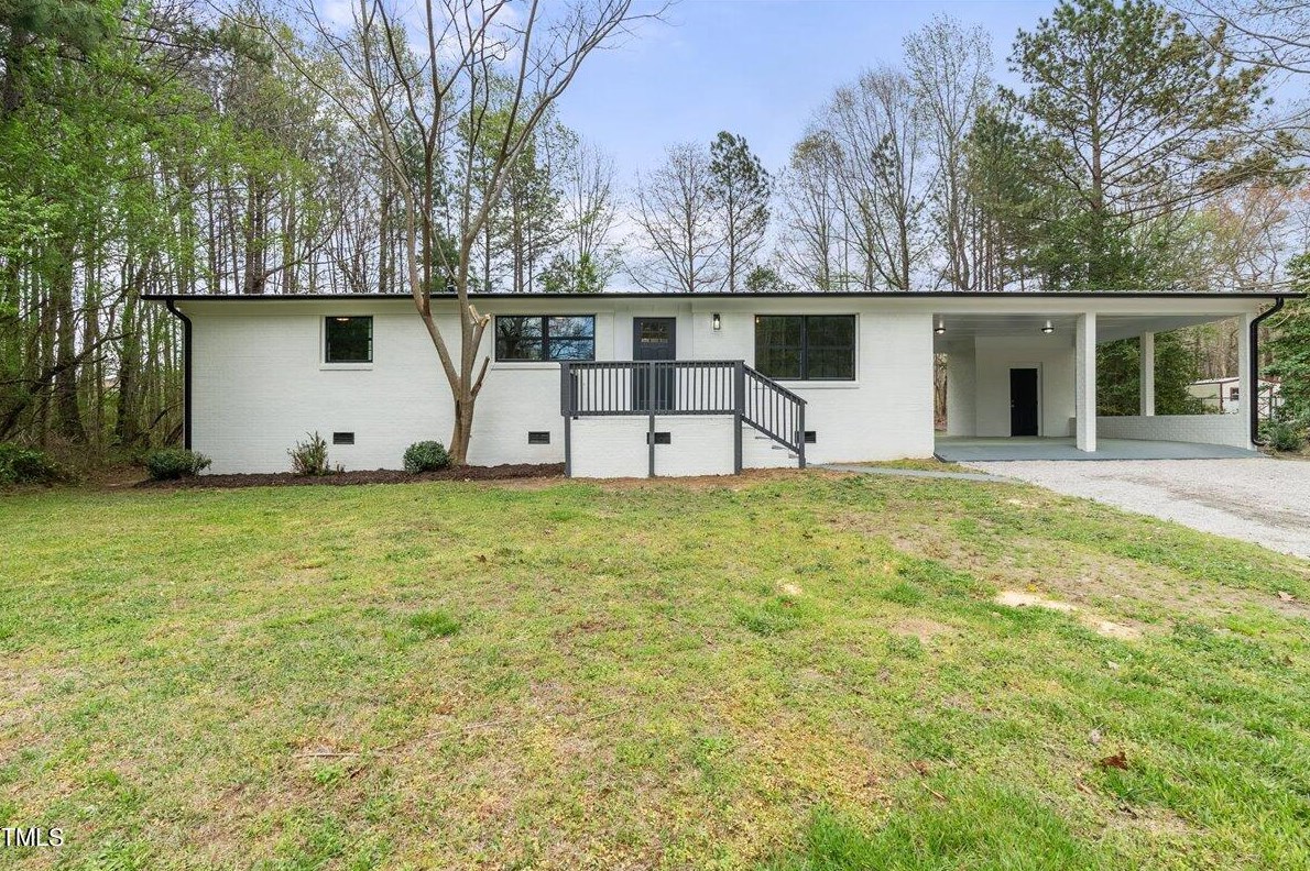 121 Valley Rd, Warrenton, NC 27589-9567