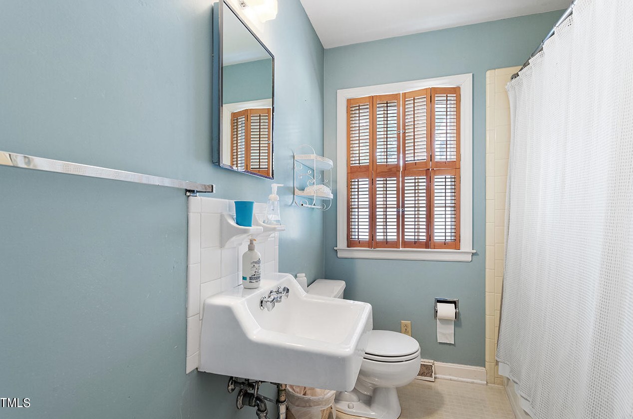 2220 Elmwood Ave, Durham NC 27707-1007 exterior