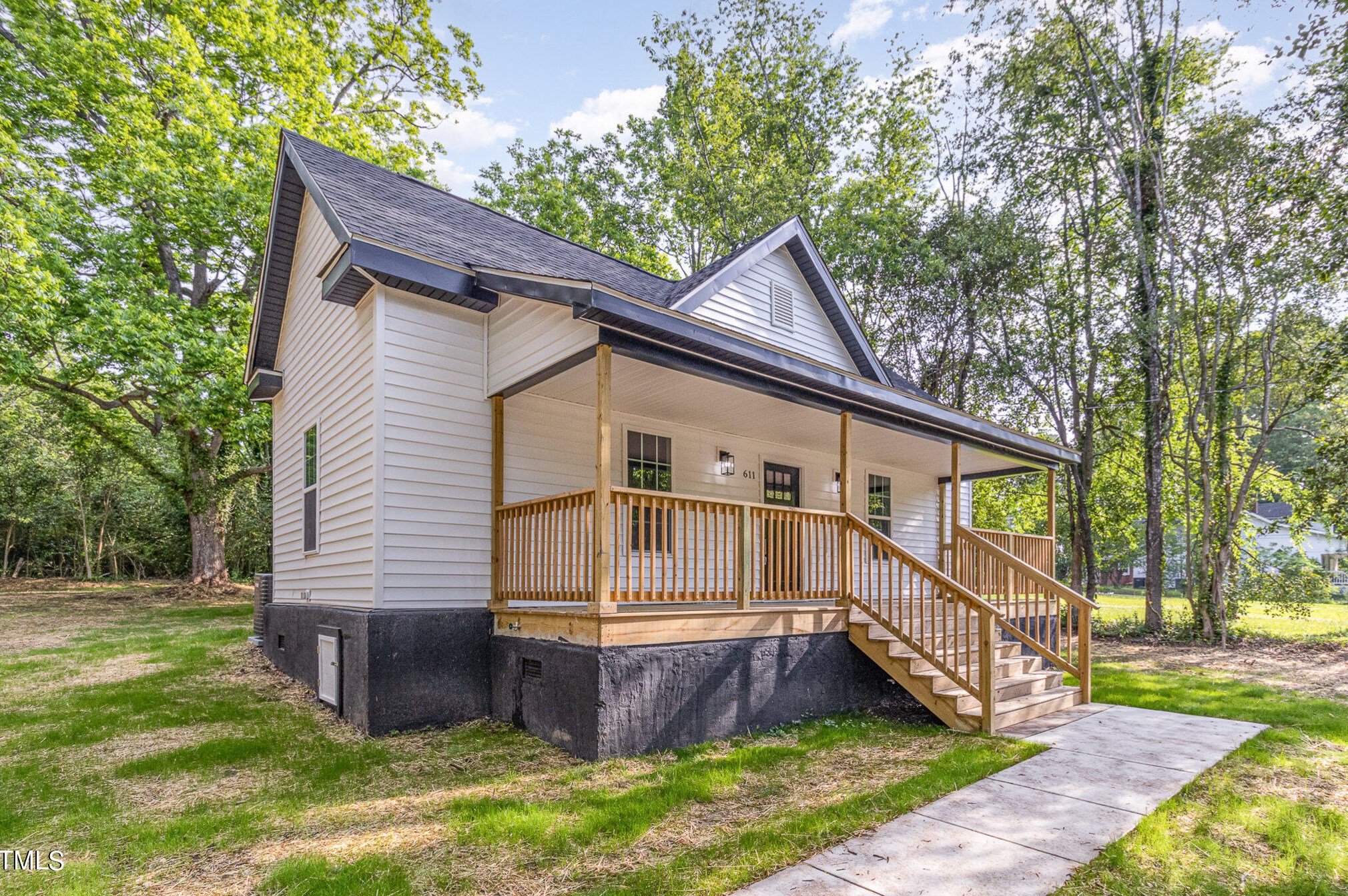 611 Charlotte Ave, Sanford, NC 27330-4525