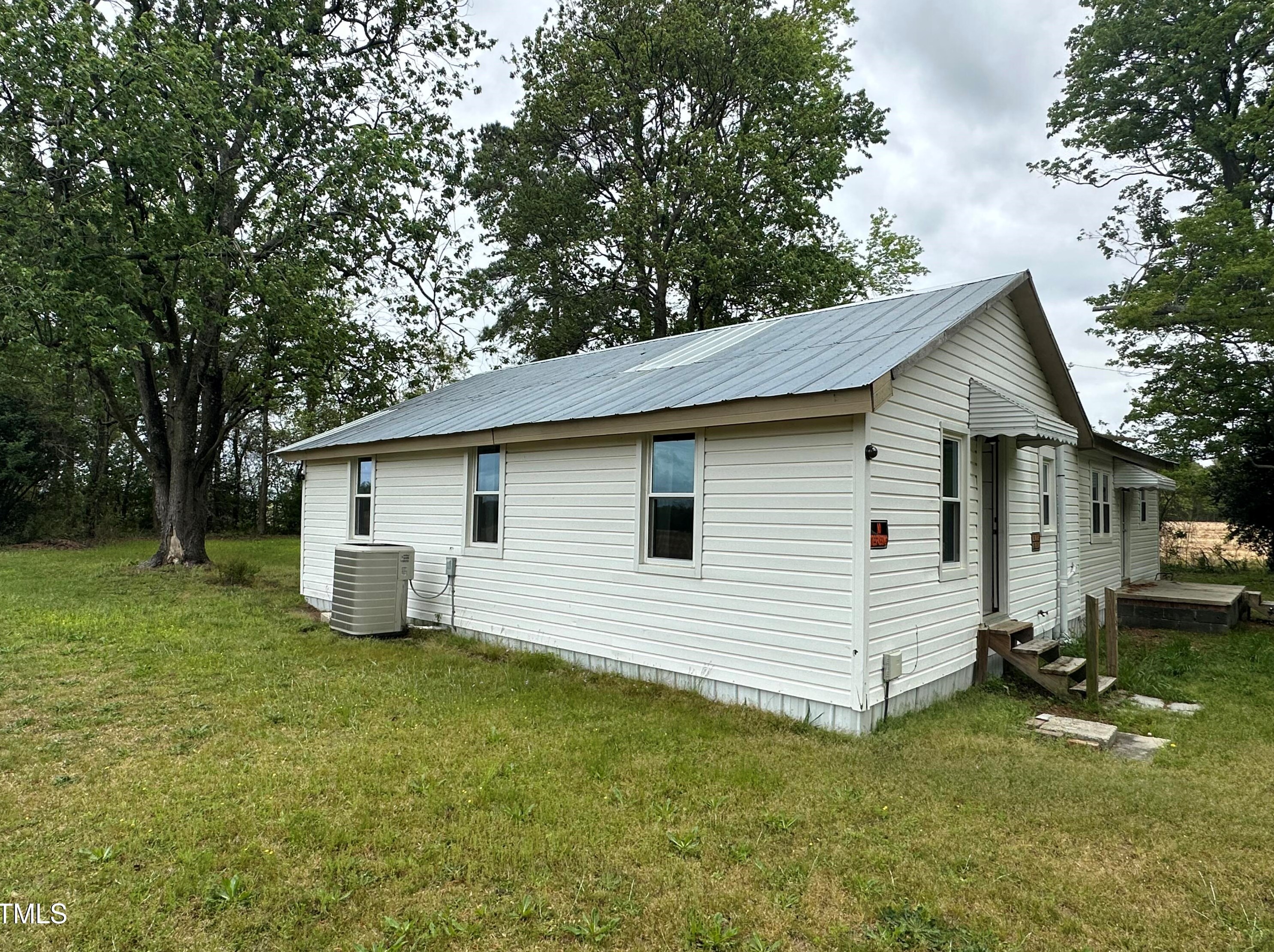 1055 Old Fayetteville Rd, Salemburg, NC 28385-9008