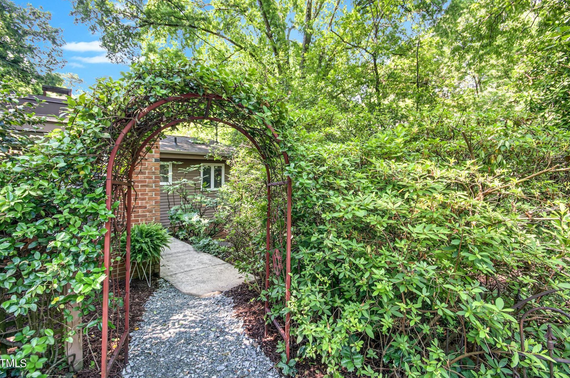 16 Davie Cir, Chapel Hill, NC 27514-5900