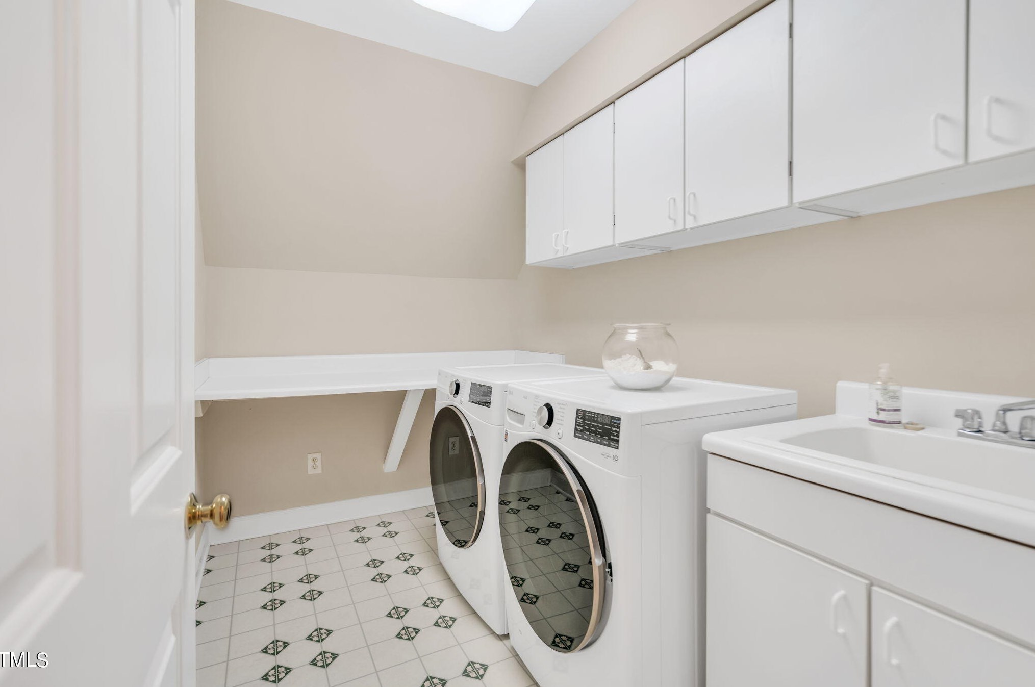 204 Stratford Dr, Chapel Hill NC exterior