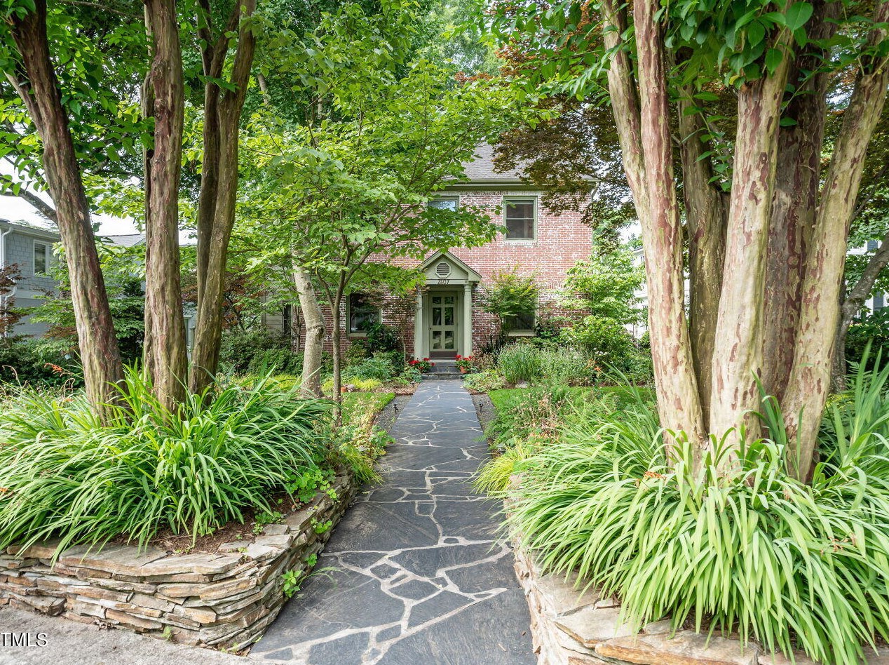 2807 Hazelwood Dr, Raleigh, NC 27608-1417