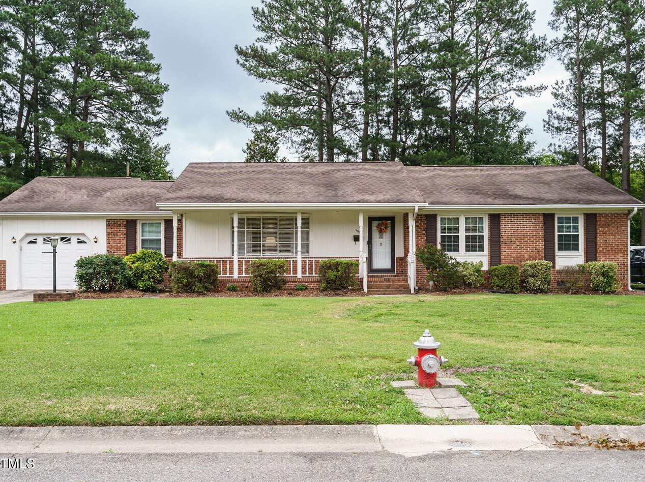 906 Dixie Dr, Selma, NC 27576-2311