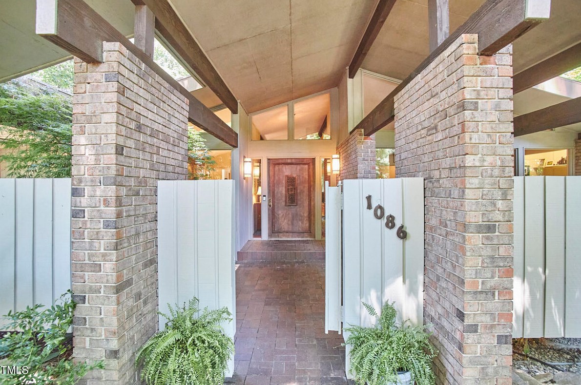 1086 Burning Tree Dr, Chapel Hill, NC 27517
