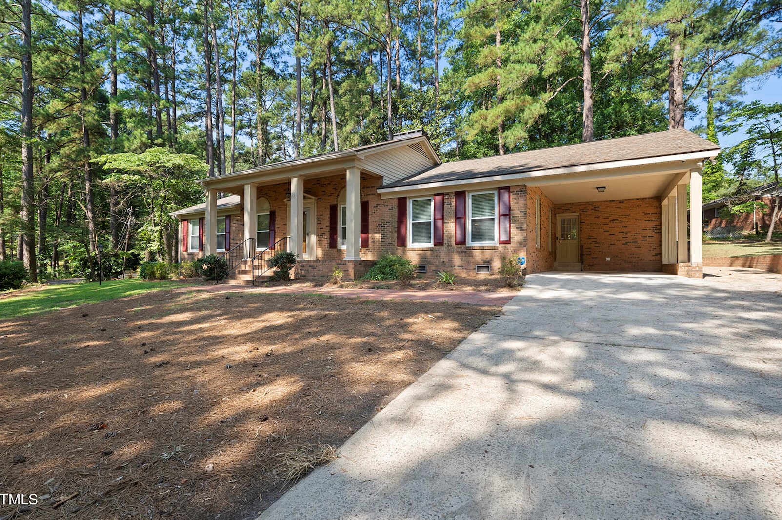 2002 Shoreline Dr, Sanford, NC 27330-8262