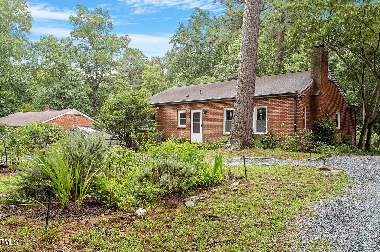 43 Circle Dr, Chapel Hill, NC 27516-3107