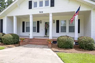 704 N Lincoln St, Benson, NC 27504 - Photo 4