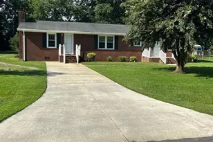 111 Colonial Dr, Clinton, NC 28328 - Photo 2