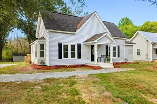 210 W Oak St, Zebulon, NC 27597 - Photo 1