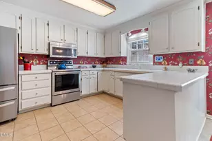 8121 Brookwood Ct, Raleigh, NC 27613 - Photo 12