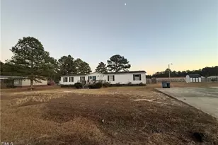 270 Meadowfield Cir, Aberdeen, NC 28315 - Photo 2