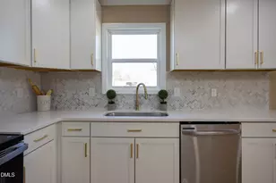 302 S West St, Roseboro, NC 28382 - Photo 6