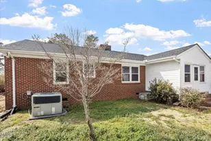 606 W Harnett St, Benson, NC 27504 - Photo 6