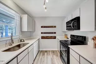 150 Carmichael Ct, Cary, NC 27511 - Photo 10
