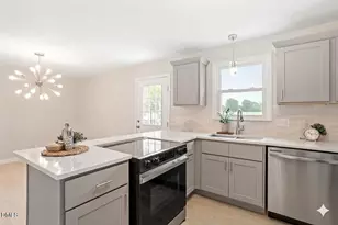 601 West St, Selma, NC 27576 - Photo 2