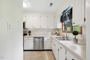 118 Clancy Cir, Cary, NC 27511 - Photo 2