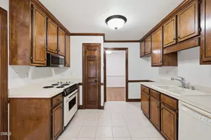 143 Hedgerow Ct, Cary, NC 27513 - Photo 8