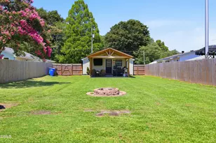 215 W Brocklyn St, Benson, NC 27504 - Photo 32
