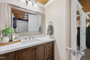 215 W Brocklyn St, Benson, NC 27504 - Photo 18