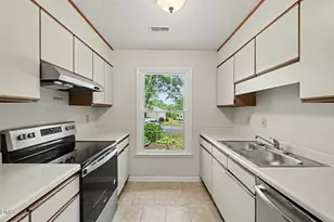 6802 Fairpoint Ct, Raleigh, NC 27613 - Photo 8