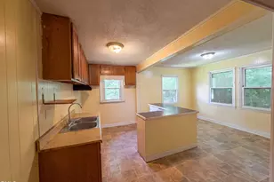 621 McIver St, Sanford, NC 27330 - Photo 2
