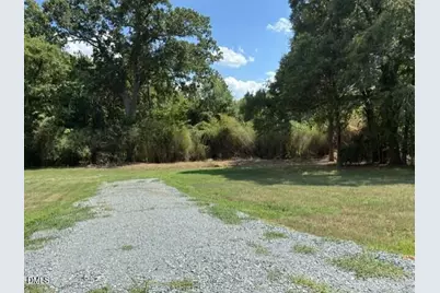 211 Colonial Avenue, Goldston, NC 27252 - Photo 2