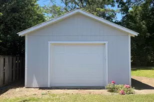 209 N Pollock St, Selma, NC 27576 - Photo 4